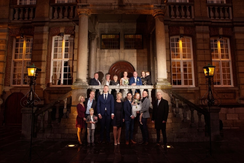 Groepsfoto voor het stadhuis te Roermond