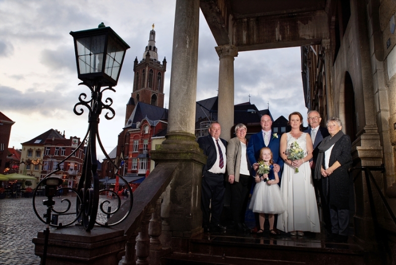 Groepsfoto voor het stadhuis te Roermond