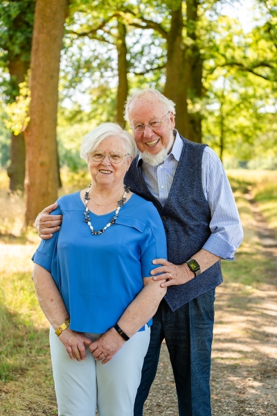 Opa en oma tijdens een fotoshoot