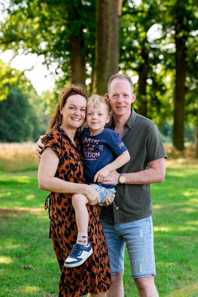 Spontane familiefotoshoot met opa, oma en kleinkinderen in een groene omgeving