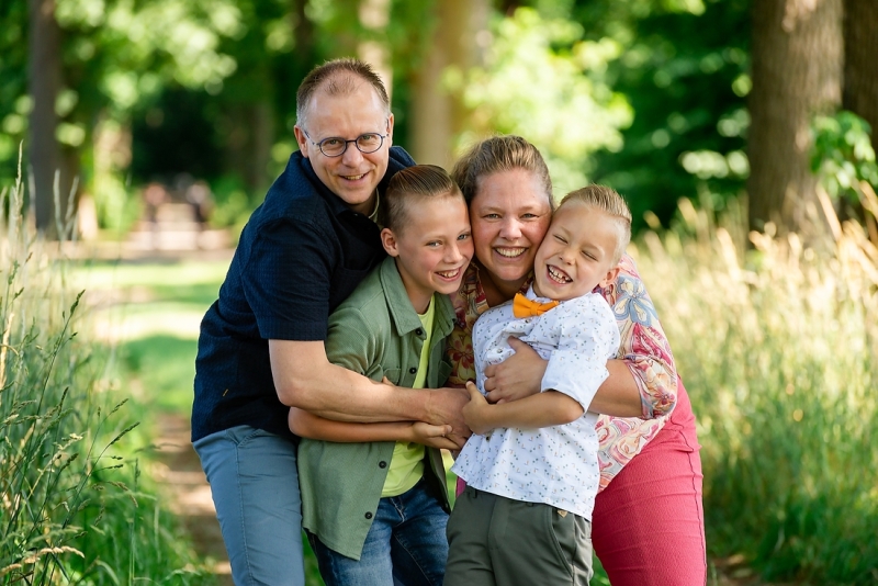 Grappige gezinsfoto tijdens familieweekend