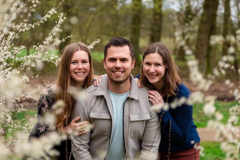 Spontane familiefotoshoot in de lente met volwassen kinderen