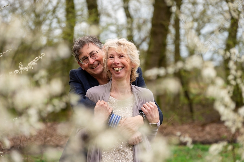 Natuurlijke familiefotoshoot met ouders, volwassen kinderen en aanhang