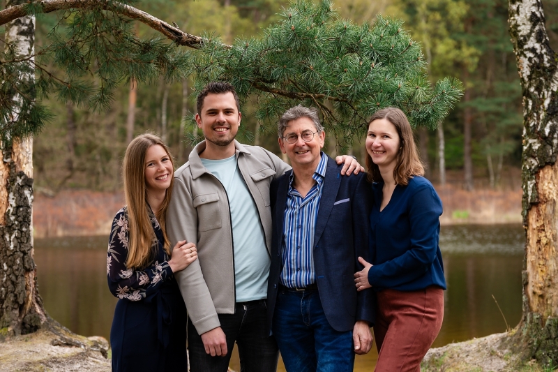 Gezinsfotoshoot met ouders, volwassen kinderen en aanhang