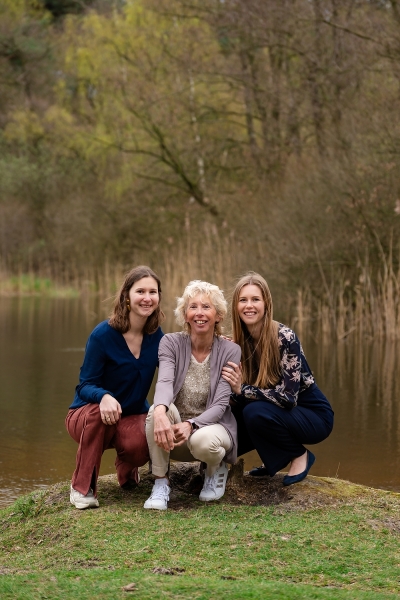 Ontspannen gezinsfotoshoot in de lente