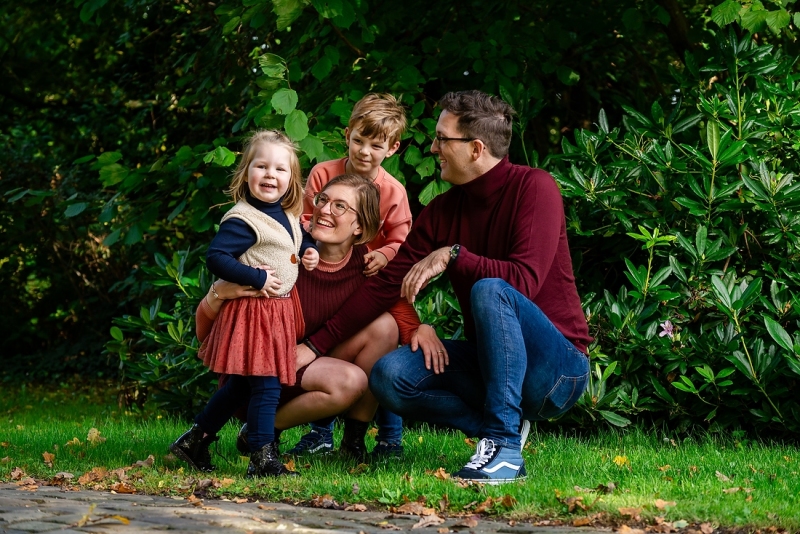 Spontane familiefotoshoot met opa, oma en kleinkinderen tijdens een ontspannen moment in de natuur