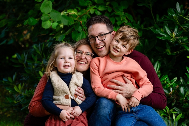 Gezellig familie-uitje Ontspannen familiefotoshoot met meerdere gezinnen en opa en oma in een groene setting