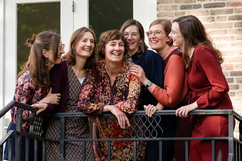 Zussen met mama tijdens een familie fotoshoot in Limburg te Baarlo.
