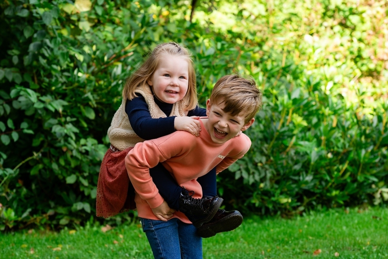 Buiten spelen en samenzijn Spontane familiefotoshoot met opa, oma en kleinkinderen tijdens een gezellig moment buiten