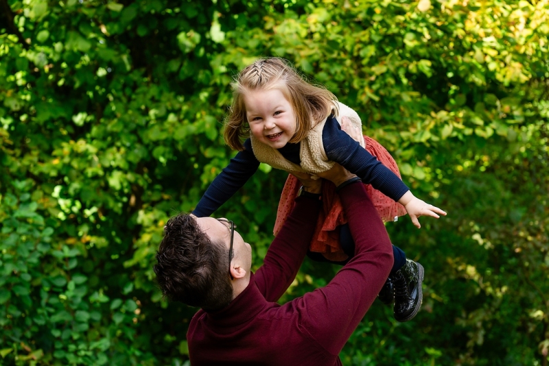 Natuurlijke familiefotoshoot met opa en oma en hun families in de natuur van Midden-Limburg