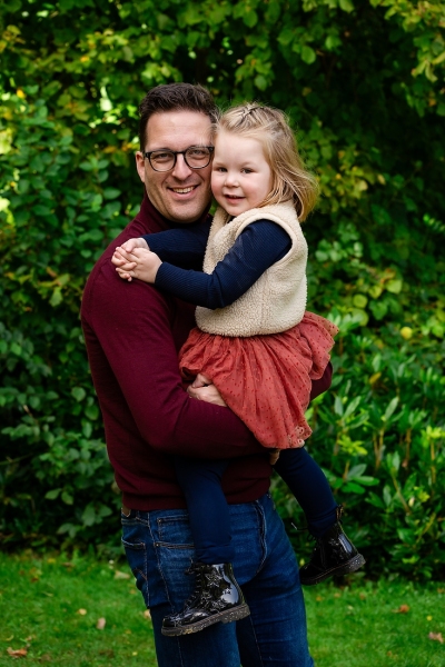 Ontspannen familiefotoshoot met opa, oma en spelende kleinkinderen in het groen