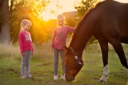 meisjes bij paard