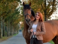 Portret van paard en meisje.