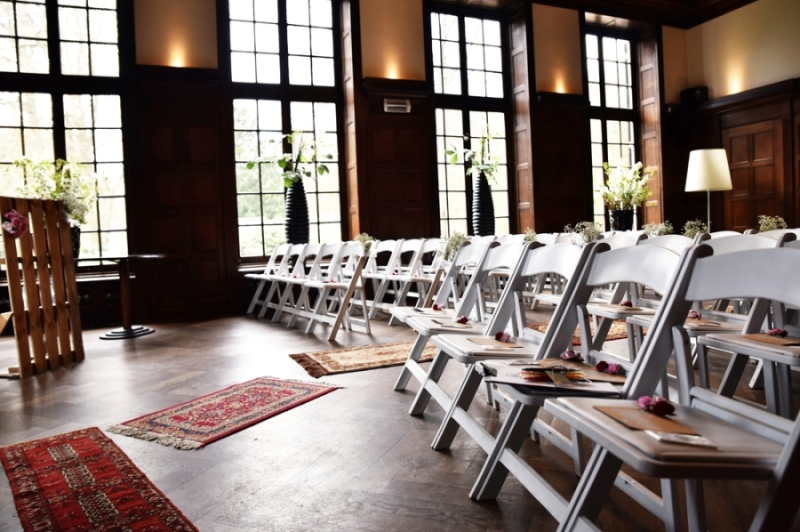 Intieme trouwceremonie binnen bij Landgoed Rhederoord