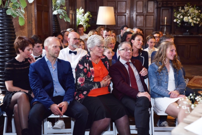 Intieme trouwceremonie binnen bij Landgoed Rhederoord