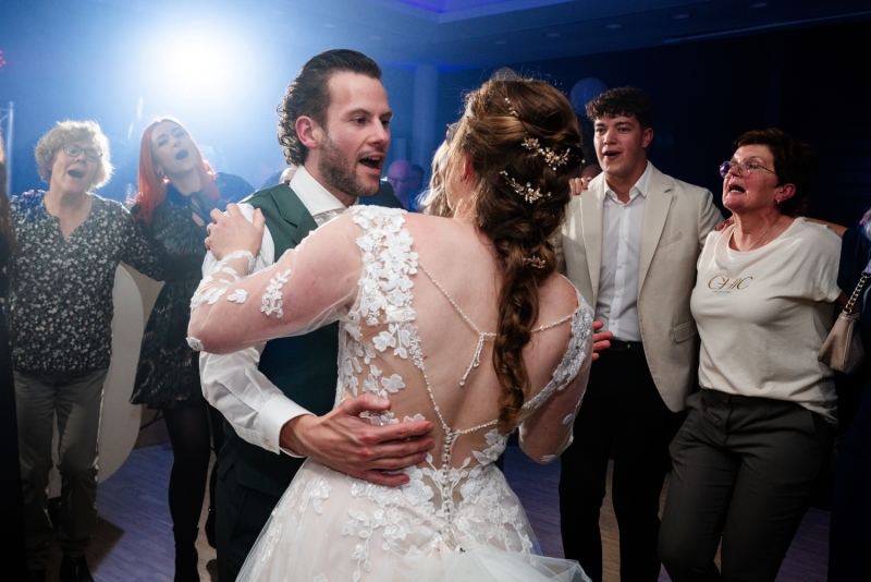 Kleurrijke feestfoto van een bruiloft