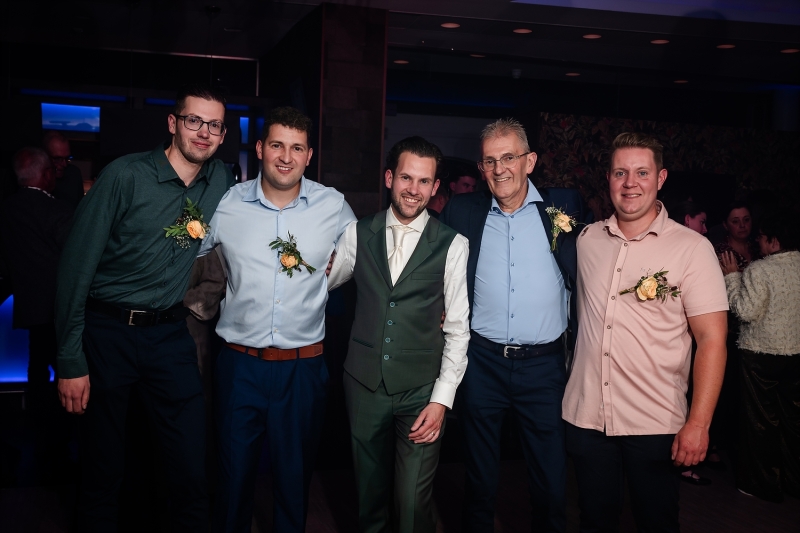 Broers met vader op de foto