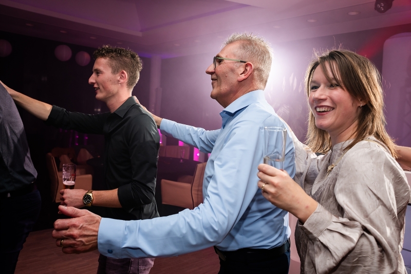Dynamische actiefoto van bruiloftsfeest