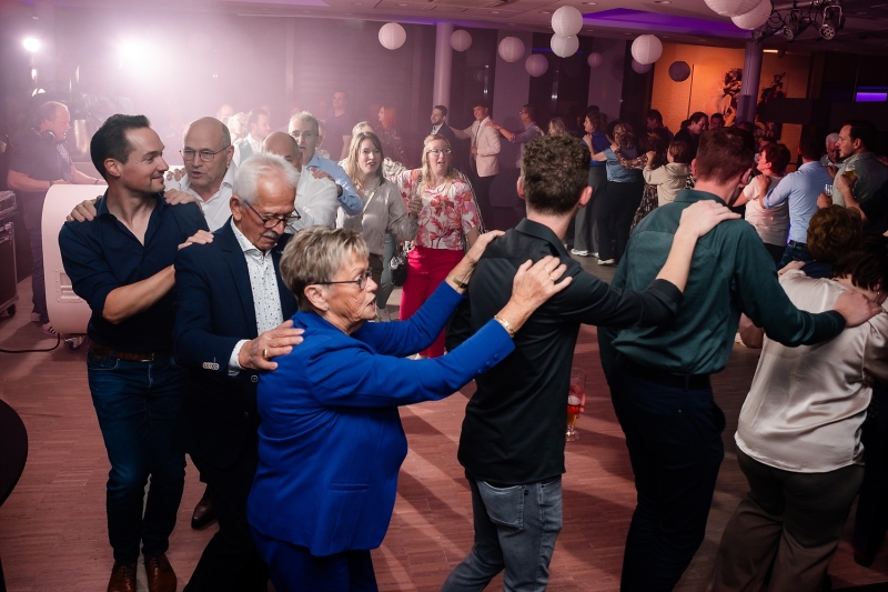 Bruidspaar en gasten feestend