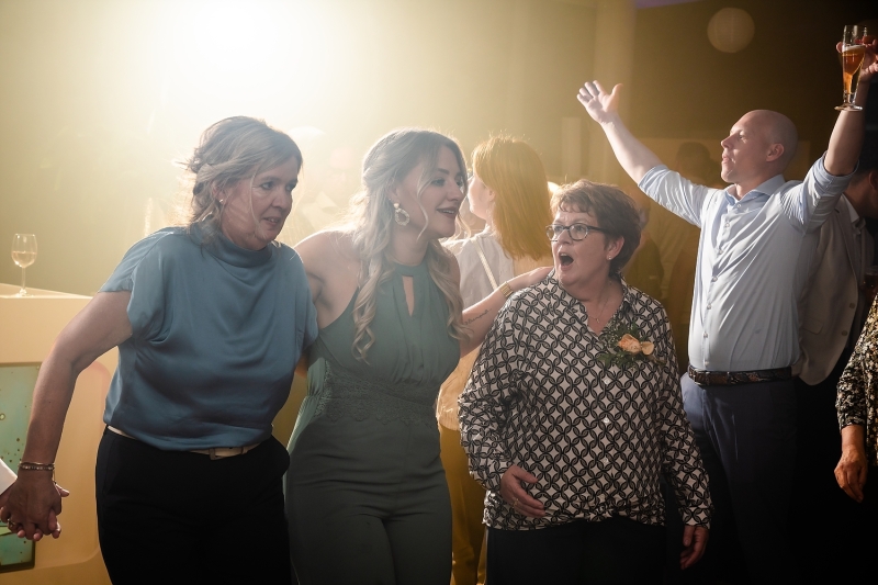 Bruiloftsfeest met dansende familie