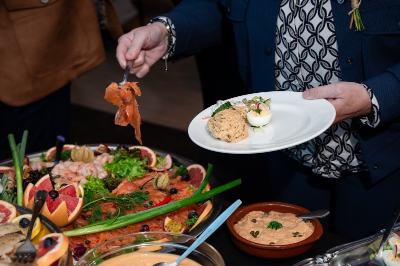 Actiefoto tijdens het buffet.