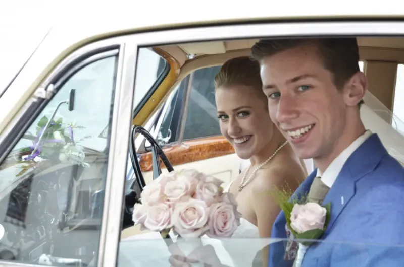 Bruidspaar in auto