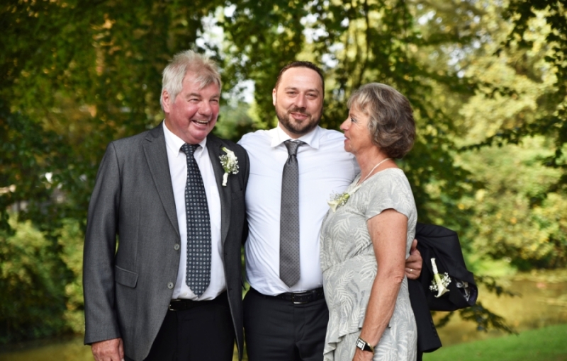 Bruidegom met zijn ouders.