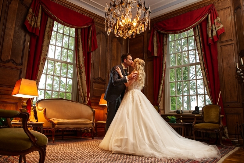 Het bruidspaar in het kasteel