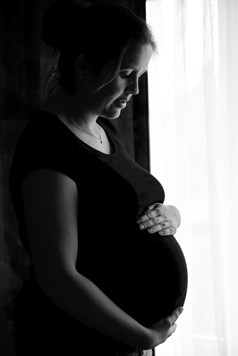 Zwart wit foto van zwangere vrouw