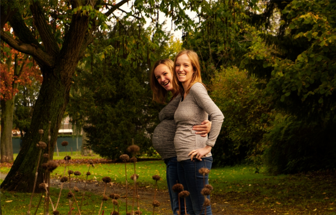 Zwangerschapsfoto van twee tweelingzussen