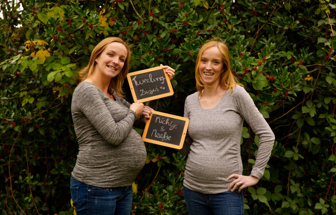 Zwangerschapsfoto van twee tweelingzussen