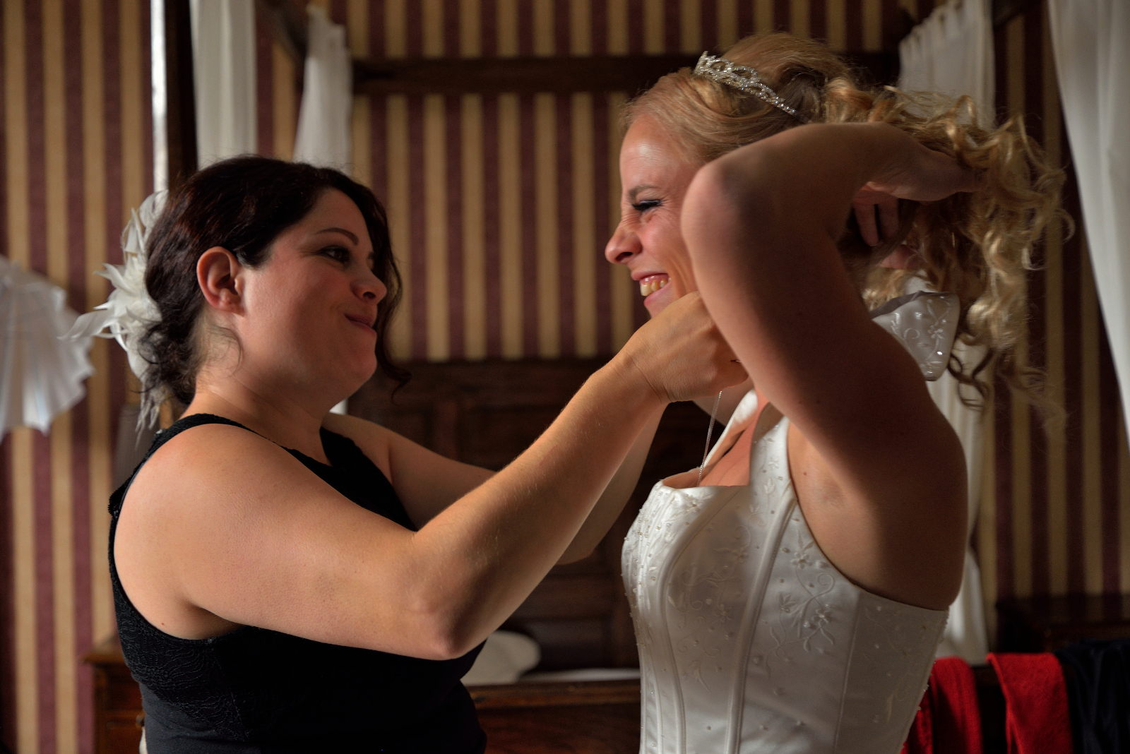 De bruid en haar zus tijdens de voorbereidingen bij een destination wedding bij Chateau Thermes de Cugnon. Elopement fotografie vanuit Roermond.