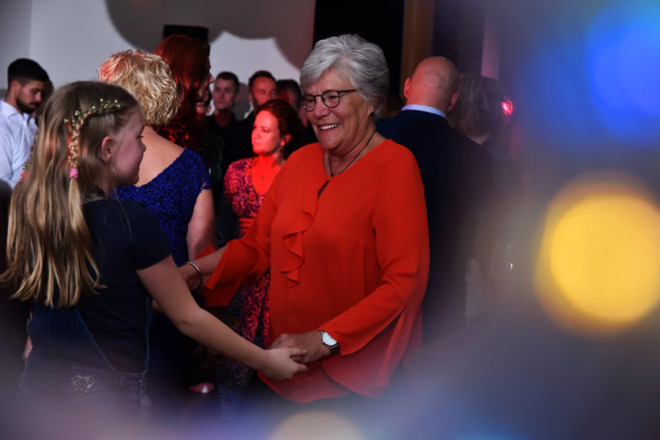 Foto van oma en kleinkind op een feestje door een evenementen fotograaf.