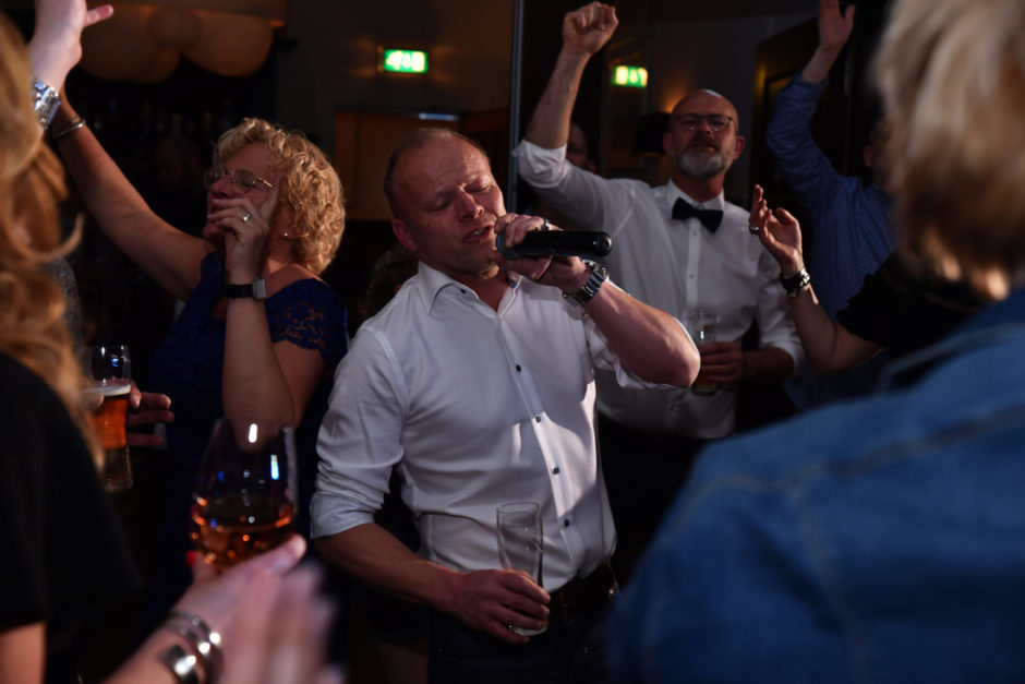 Evenementen fotograaf heeft de sfeer van het feest met de zanger vastgelegd. Dit was een trouwfeest op landgoed Rhederoord in de Veluwe.