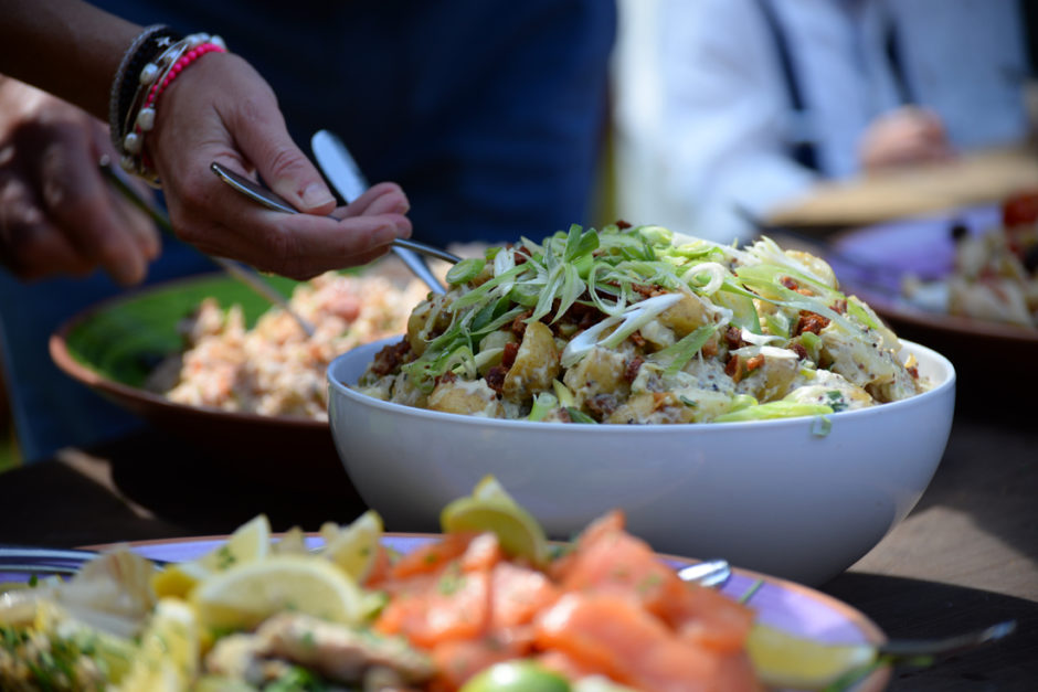 Detail foto van de maaltijden tijdens een diner in de buitenlucht tijdens een feest.