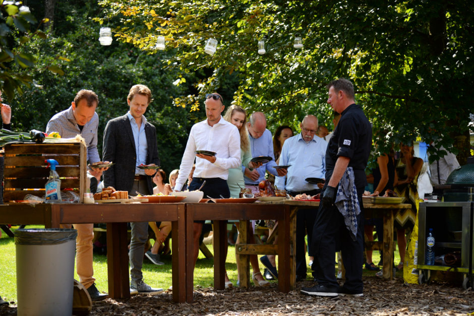 Een foto van de gasten bij het buffet op dit tuinfeest in de Belgische Ardennen