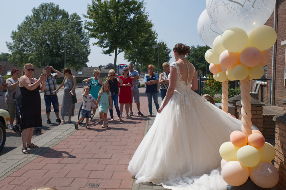 Het bruidspaar komt naar buiten en iedereen uit de buurt komt kijken, de bruiloft vindt plaats bij het Oolderhof in Herten bij Roermond.