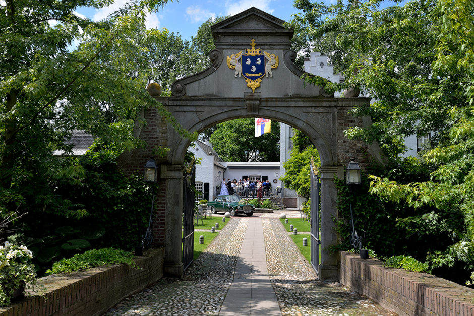 Trouwfoto van bruidsgezelschap bij kasteel Groot Buggenum te Grathem in Limburg, Bruidsfotografie door fotograaf uit Roermond.