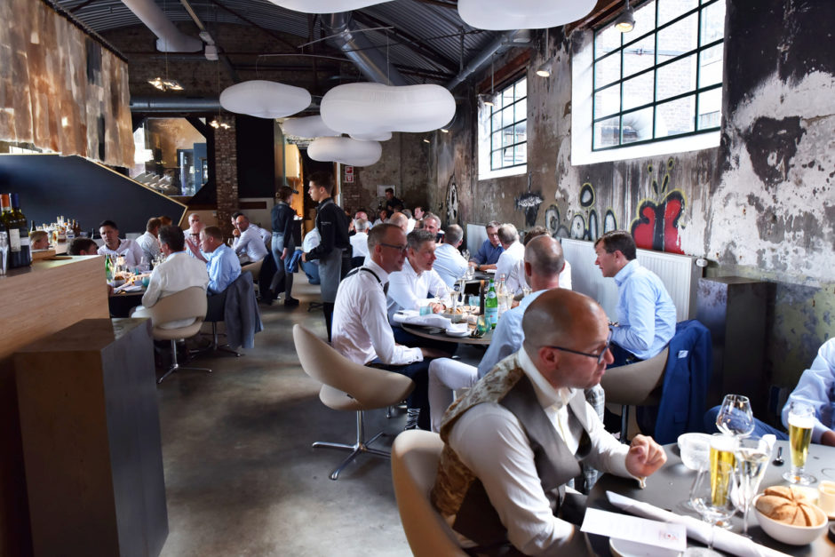 Ondernemers uit de culinaire sector genieten van een diner bij sterrenrestaurant one* in Roermond, tijdens de 'tour culinair' in Limburg, 2019
