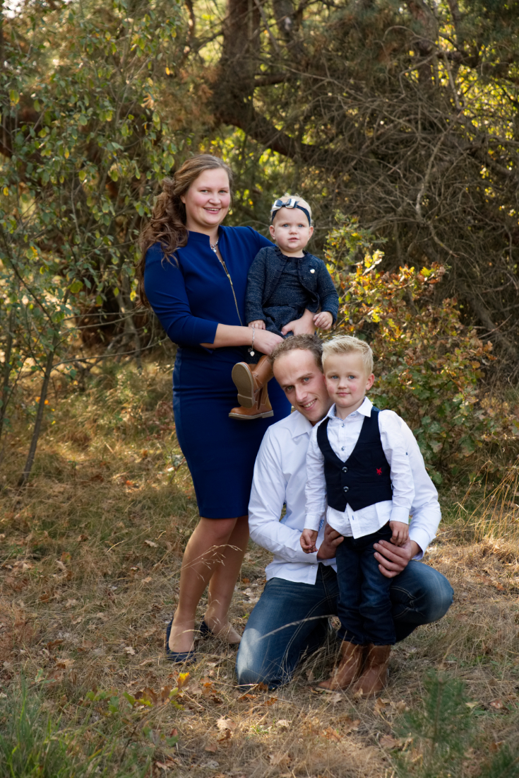 Gezinsfoto van fotograaf uit Roermond in Limburg, familiefotografie en groepsfoto als mooie herinnering.