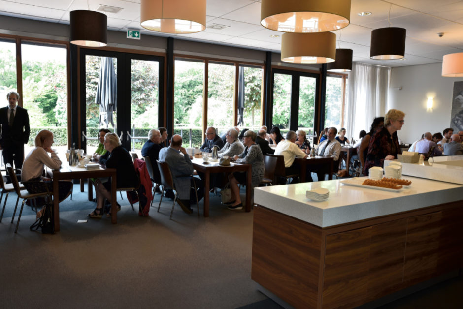 Een overzicht van de koffieruimte met alle mensen die naar een uitvaart zijn gekomen om de nabestaanden steun te betuigen in Roermond. Uitvaartfotografie in Roermond.