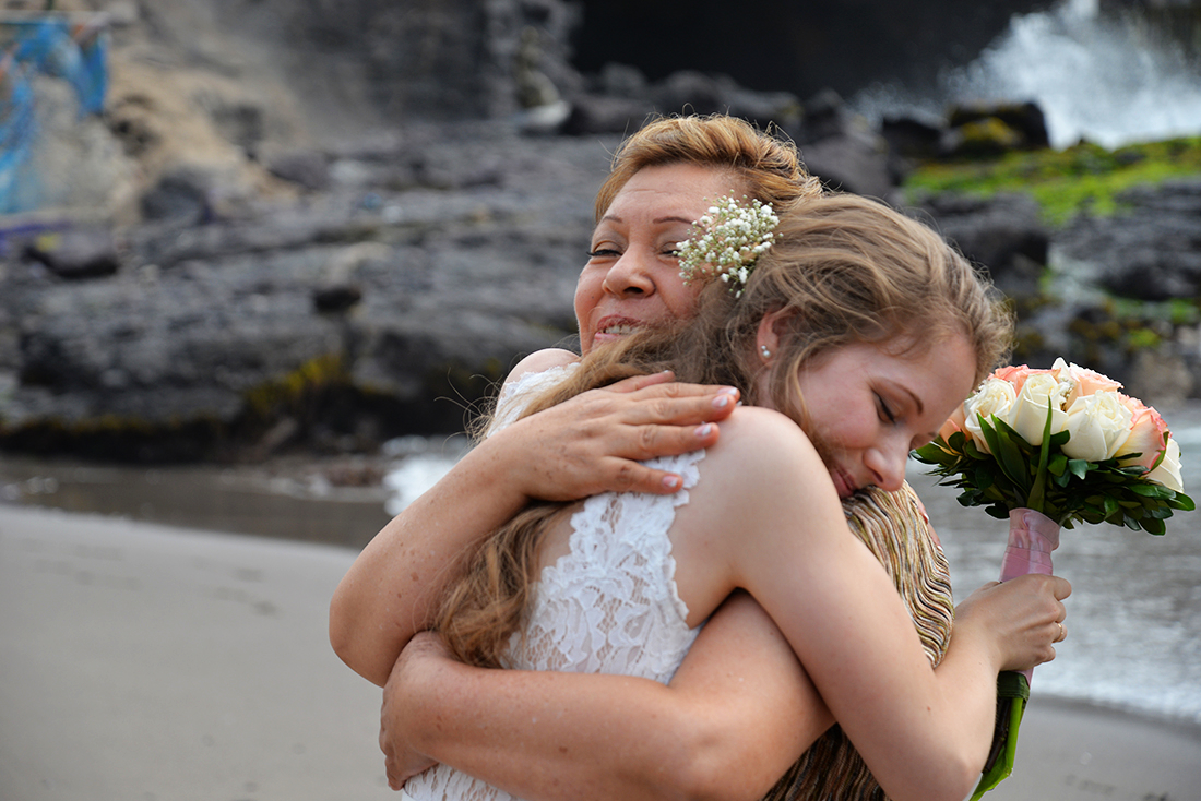 Felicitaties bij een bruiloft in Zuid Amerika, echte momenten bruidsfotografie.
