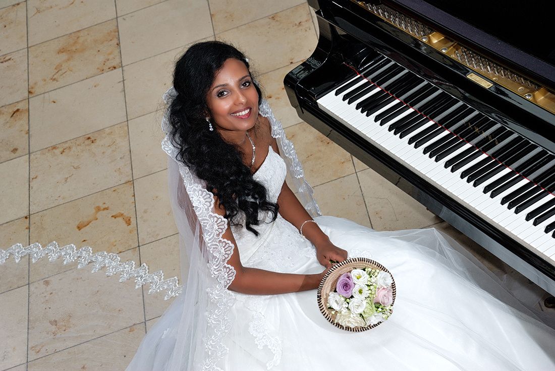 Bruid bij de piano in theaterhotel de Oranjerie - Hotel van der Valk in Roermond