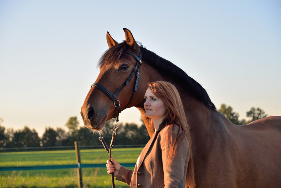 Meisje en haar paard in Roermond.