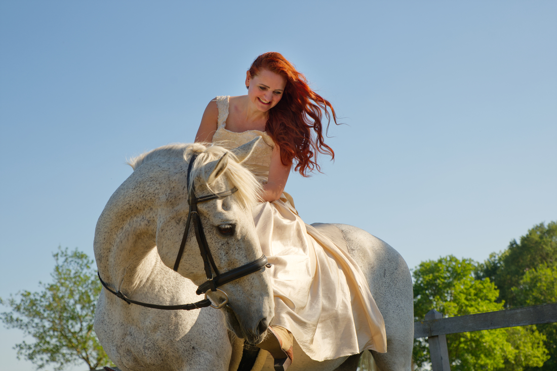 Vrouw met paard tijdens een fotoshoot in Roermond.