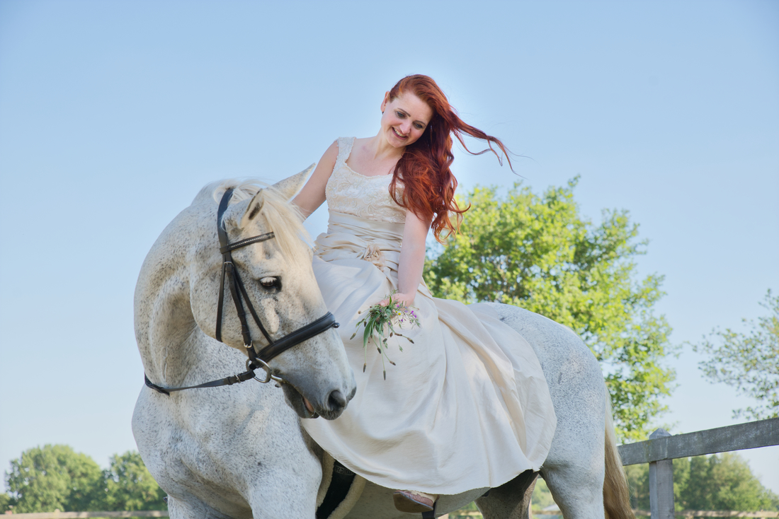 Vrouw op haar paard in een sprookjesachtige stijl, een fotoshoot met je paard in Limburg.