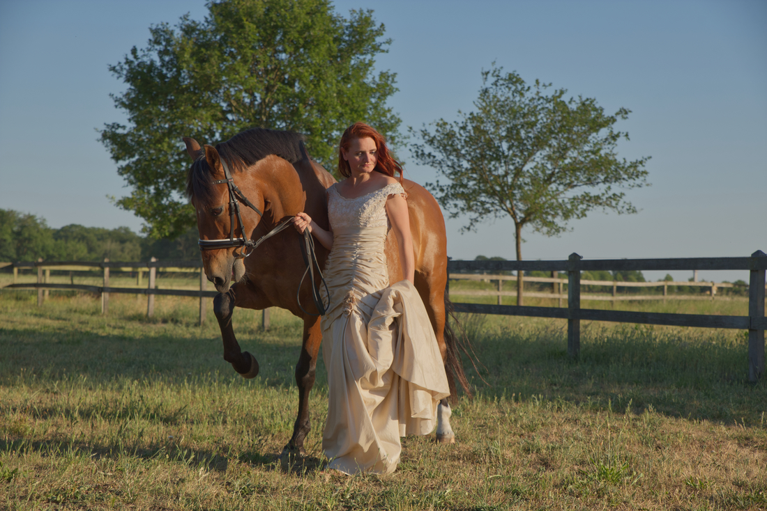 Een meisje en haar paard tijdens een glamour fotoshoot in Midden-Limburg