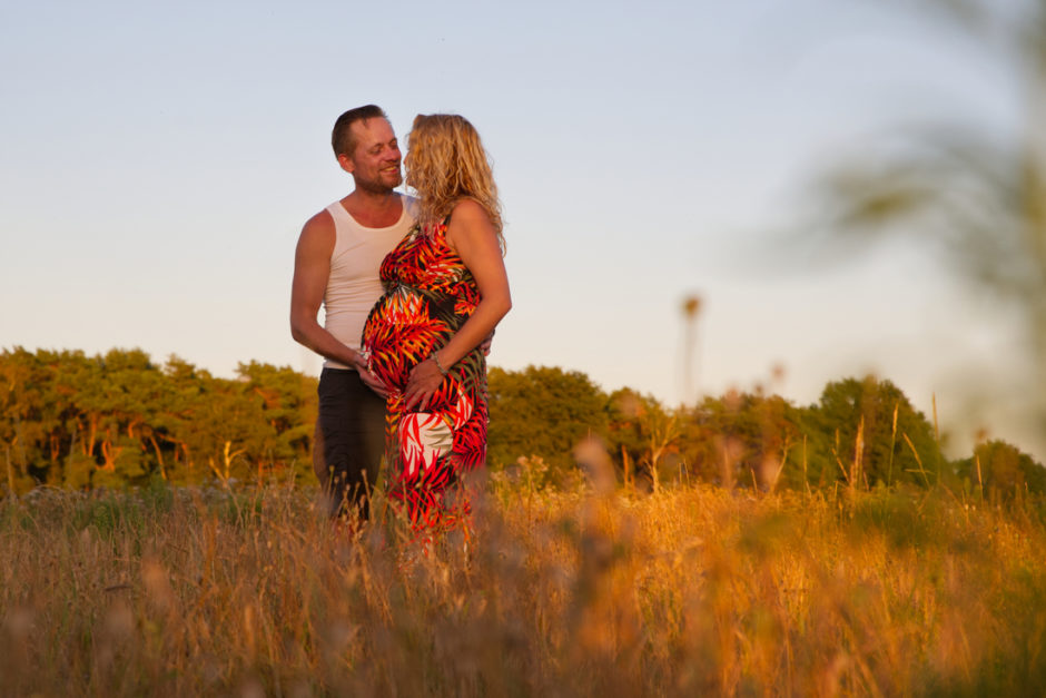 Zwangere vrouw en haar partner tijdens een fotoshoot in de natuur in midden-Limburg, vlakbij Roermond.