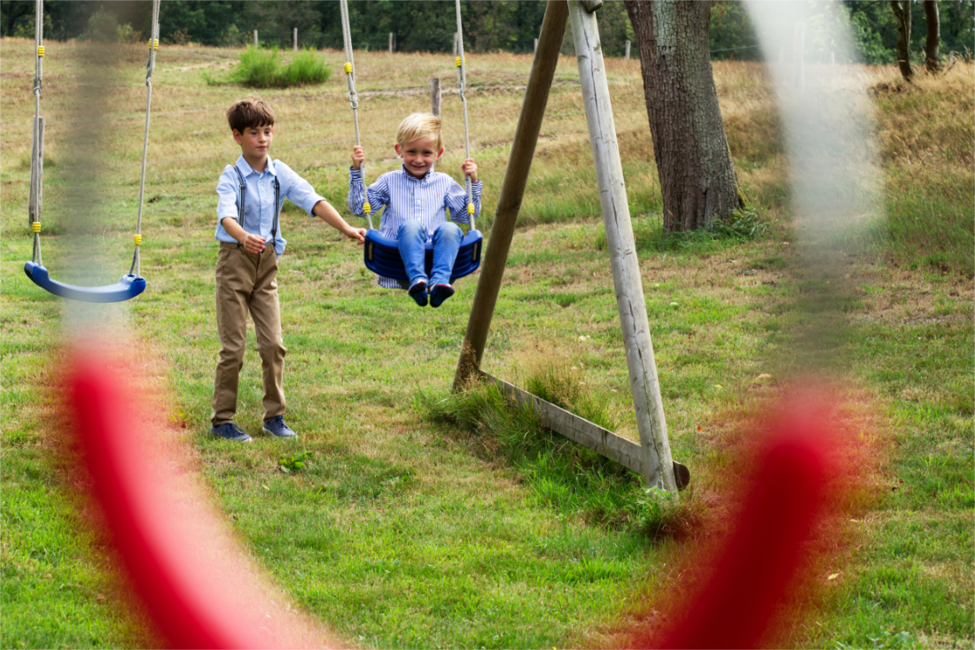 Ook spontane momentjes op een trouwdag zijn belangrijk. Spelende kinderen bijvoorbeeld. Ongedwongen en echt, het verhaal van jullie bruiloft vastgelegd.