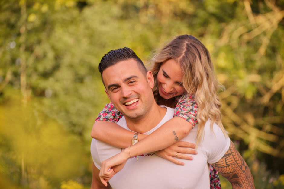 Love shoot of koppel shoot in Roermond in een bloemenveld door fotograaf uit Limburg.